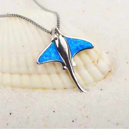 Collier Pendentif Raie Pastenague Bleue – Élégance Océanique au Féminin
