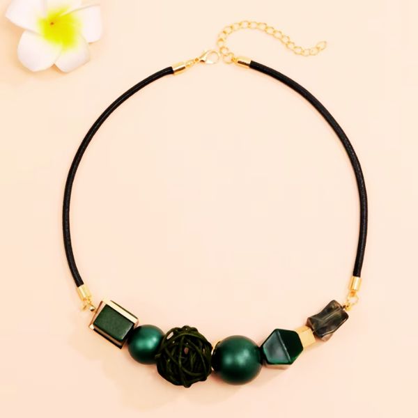 Collier de perles acryliques vintage pour femme avec pendentif en boule de rotin tissé - Création Artisanale par Creatiz, Martinique