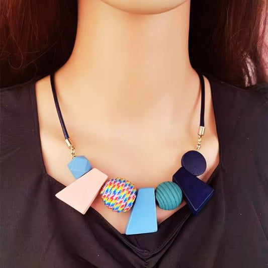 Collier Pendentif Forme Géométrique en bois noir naturel - Création Artisanale par Creatiz, Martinique