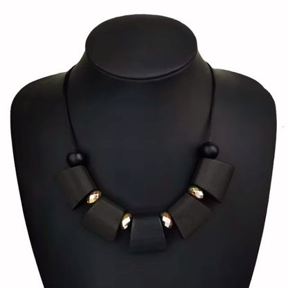 Collier Pendentif en bois noir naturel - Création Artisanale par Creatiz, Martinique