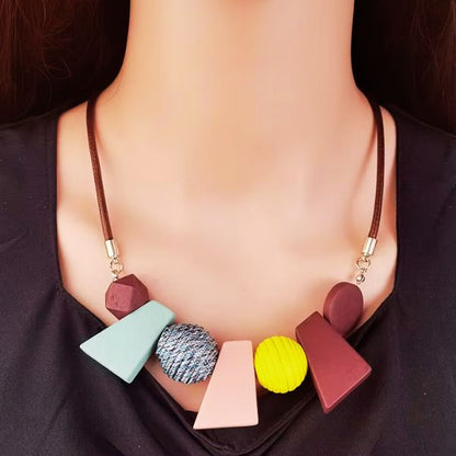 Collier Pendentif Forme Géométrique en bois noir naturel - Création Artisanale par Creatiz, Martinique