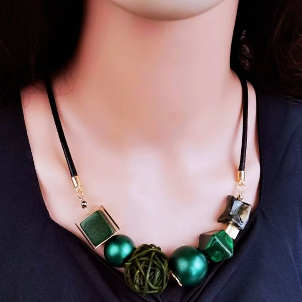 Collier de perles acryliques vintage pour femme avec pendentif en boule de rotin tissé - Création Artisanale par Creatiz, Martinique