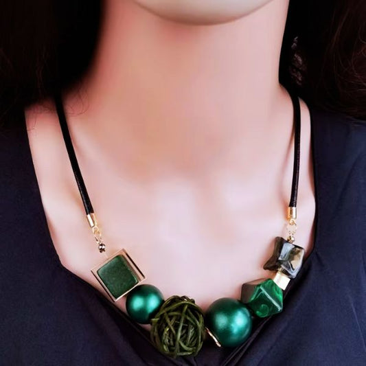 Collier de perles acryliques vintage pour femme avec pendentif en boule de rotin tissé - Création Artisanale par Creatiz, Martinique