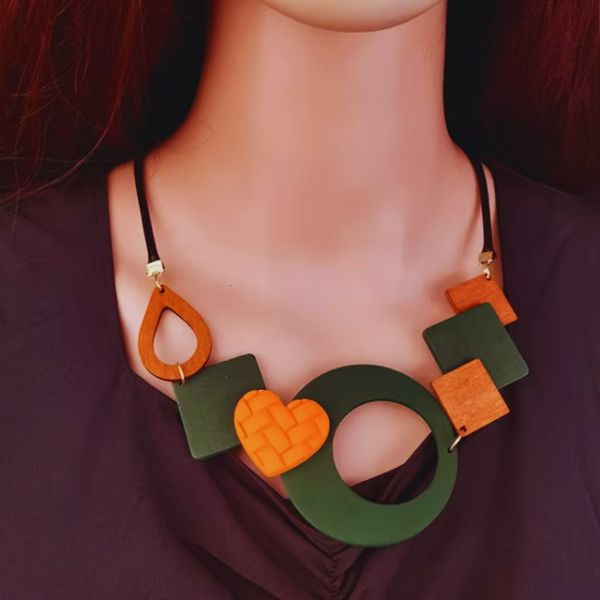 Collier Pendentif en bois noir naturel - Création Artisanale par Creatiz, Martinique