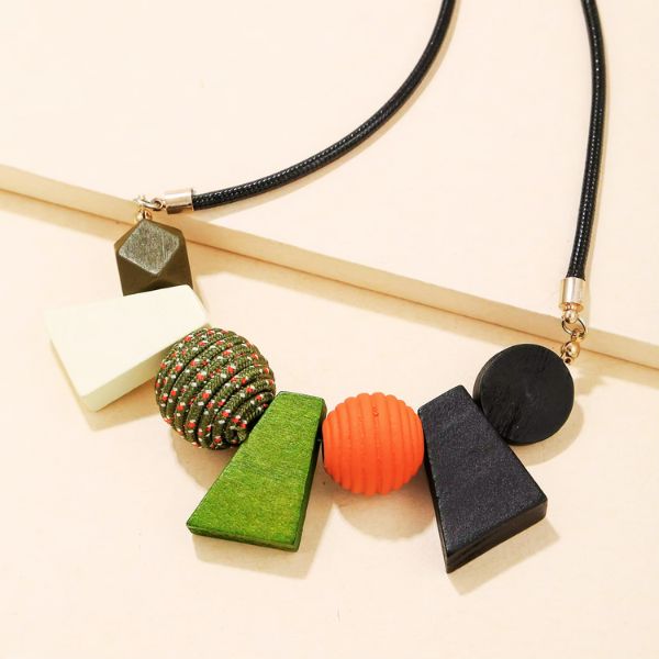 Collier Pendentif Forme Géométrique en bois noir naturel - Création Artisanale par Creatiz, Martinique