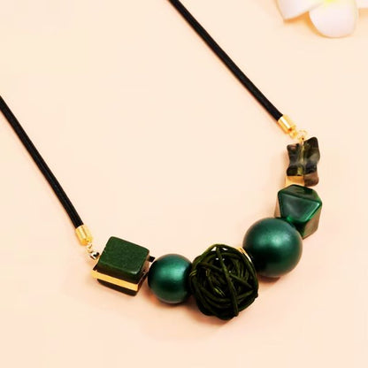 Collier de perles acryliques vintage pour femme avec pendentif en boule de rotin tissé - Création Artisanale par Creatiz, Martinique