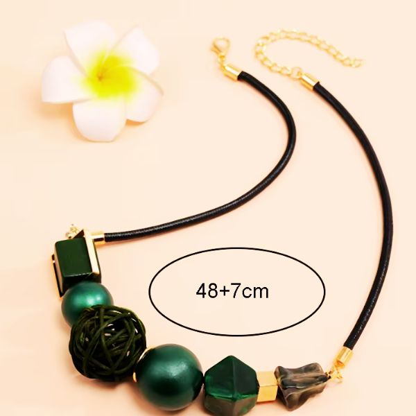 Collier de perles acryliques vintage pour femme avec pendentif en boule de rotin tissé - Création Artisanale par Creatiz, Martinique