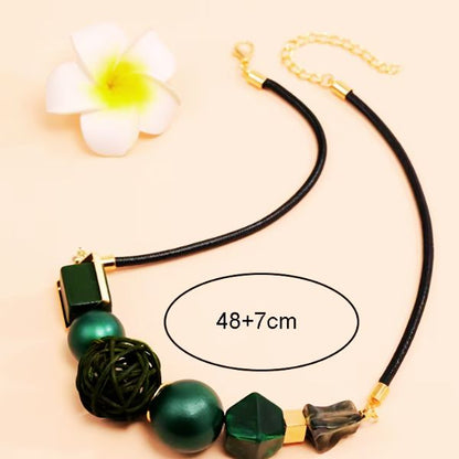 Collier de perles acryliques vintage pour femme avec pendentif en boule de rotin tissé - Création Artisanale par Creatiz, Martinique