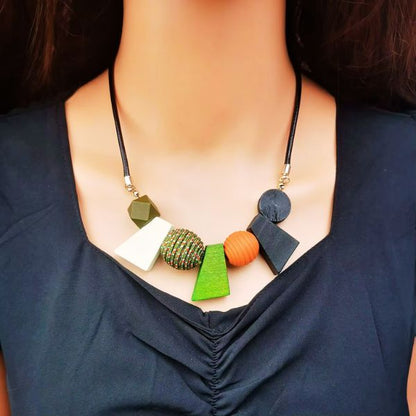 Collier Pendentif Forme Géométrique en bois noir naturel - Création Artisanale par Creatiz, Martinique