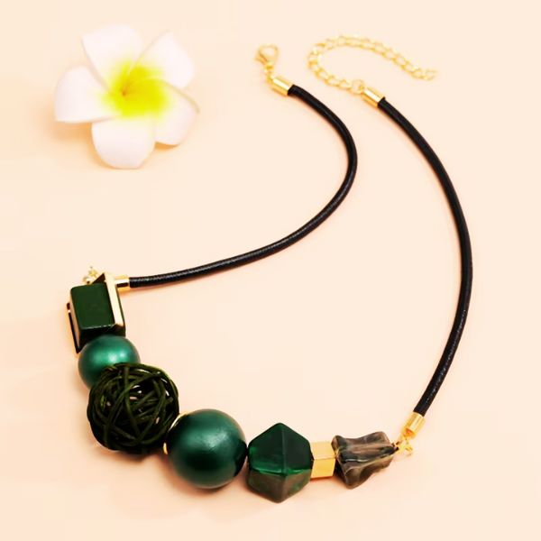 Collier de perles acryliques vintage pour femme avec pendentif en boule de rotin tissé - Création Artisanale par Creatiz, Martinique
