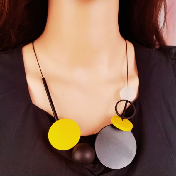 Collier Pendentif Tranche Ronde en bois noir naturel - Création Artisanale par Creatiz, Martinique
