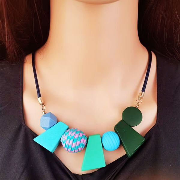 Collier Pendentif Forme Géométrique en bois noir naturel - Création Artisanale par Creatiz, Martinique