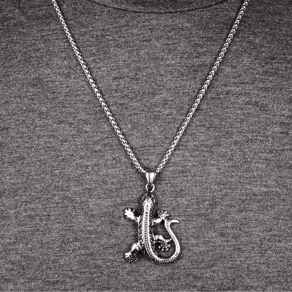 Collier Pendentif Gecko – L’esprit de la Réunion autour du cou