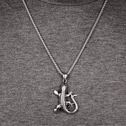 Collier Pendentif Gecko – L’esprit de la Réunion autour du cou