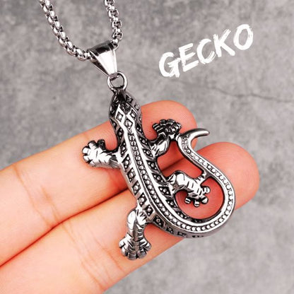 Collier Pendentif Gecko – L’esprit de la Réunion autour du cou